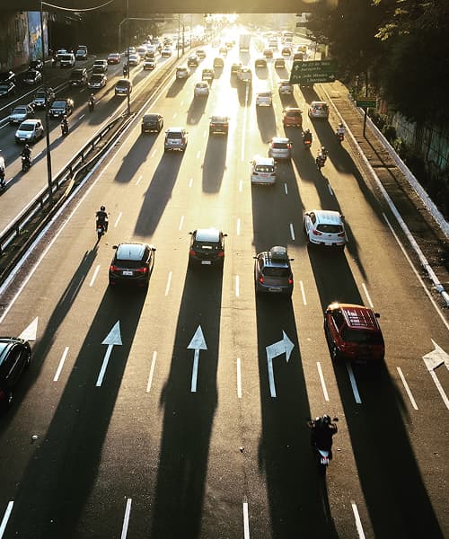 Imagem de uma estrada ao amanhecer
